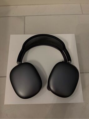 Apple AirPod Max in Space Gray